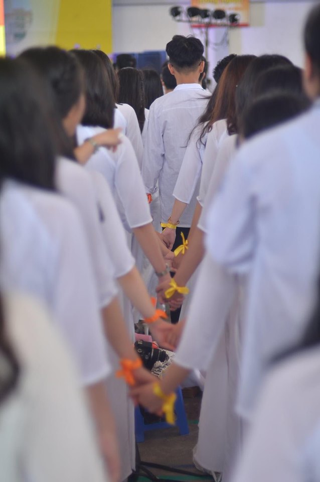 Những cái nắm tay trong ngày tri ân